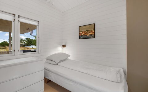 Heinke - 2Km from the Sea: Wood, Ceiling, Door, Hardwood, Plank, Wood Stain, Siding, Bedroom, Design, Bed