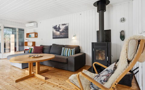 Elin - 3Km from the Sea: Flooring, Floor, Furniture, Interior Design, Wood, Wood Flooring, Ceiling, Room, Living Room, Couch