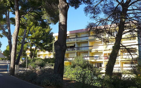 La Calanque D'Or: Tree, Property, Architecture, Sky, Real Estate, Woody Plant, House, Building, Neighbourhood, Home