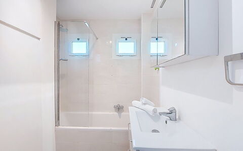 La Calanque D'Or: Bathroom, Plumbing Fixture, Wall, Flooring, Interior Design, Floor, Plumbing, Bathtub, Ceiling, Room