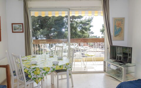 La Calanque D'Or: Property, Room, Building, Furniture, House, Interior Design, Yellow, Real Estate, Floor, Window
