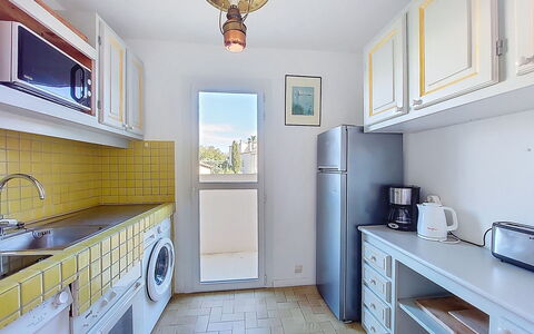 La Calanque D'Or: Major Appliance, Flooring, Interior Design, Kitchen, Floor, Countertop, Apartment, Home, Ceiling, Room