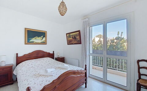 La Calanque D'Or: Furniture, Bed, Bedroom, Interior Design, Wood, Bed Sheet, Floor, Room, Bedding, Flooring