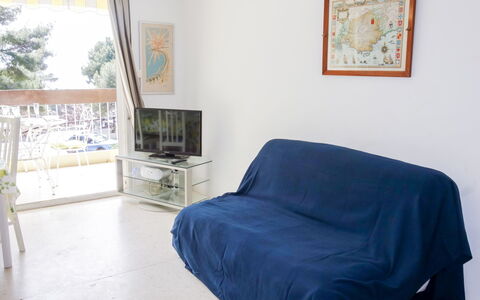 La Calanque D'Or: Furniture, Room, Bedroom, Property, Floor, Bed Sheet, Bed, Interior Design, Real Estate, House