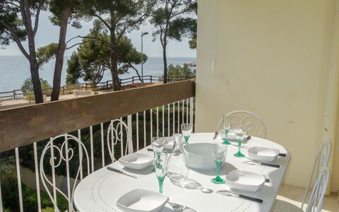 La Calanque D'Or: Table, Tableware, Furniture, Property, Building, Chair, Plant, Dishware, Tablecloth, Sky