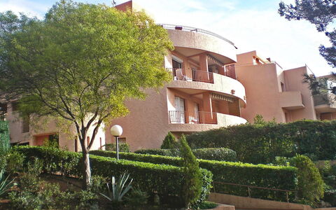 Le Grand Vallon: Residential Area, Property, Building, House, Neighbourhood, Architecture, Real Estate, Home, Estate, Apartment