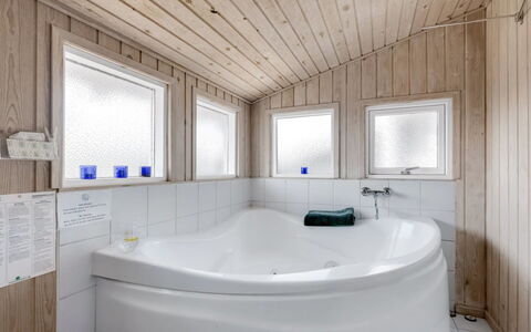 Friedel - 150M from the Sea: Plumbing Fixture, Bathtub, Flooring, Floor, Interior Design, Composite Material, Ceiling, Plumbing, Bathroom, Room