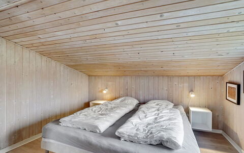 Friedel - 150M from the Sea: Wood, Ceiling, Flooring, Bedroom, Floor, Interior Design, Bed, Wood Flooring, Bedding, Room