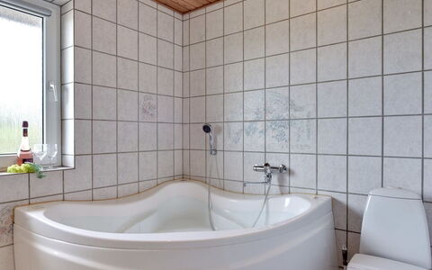 Dorothea - 450M to the Fjord: Bathroom, Plumbing Fixture, Bathtub, Flooring, Interior Design, Floor, Tap, Plumbing, Tile, Room