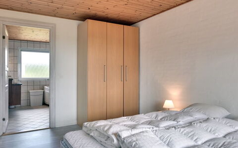 Dorothea - 450M to the Fjord: Wall, Wood, Interior Design, Ceiling, Flooring, Floor, Bedroom, Room, Bed, Furniture