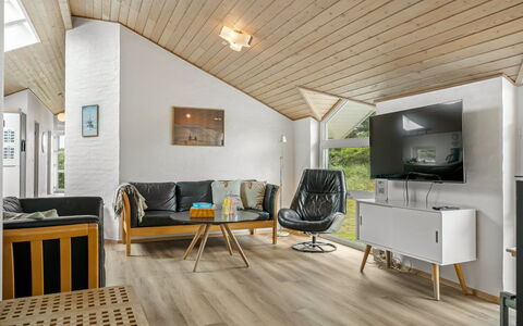 Hariet - 600M from the Sea: Flooring, Interior Design, Wood, Wood Flooring, Floor, Ceiling, Furniture, Home, Laminate Flooring, Living Room