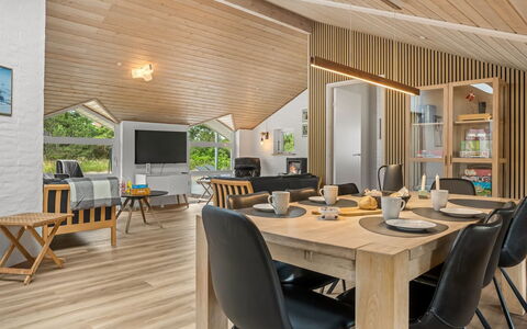 Hariet - 600M from the Sea: Interior Design, Flooring, Wood, Wood Flooring, Ceiling, Floor, Couch, Furniture, Room, Living Room