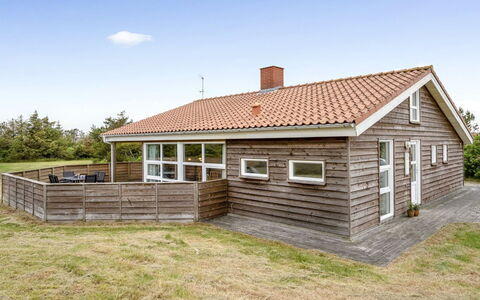 Jerg - 500M from the Sea: Shrub, Urban Design, Groundcover, Brick, Apartment, Estate, Brickwork, Balcony, Landscaping