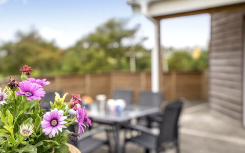 Jerg - 500M from the Sea: Shrub, Urban Design, Groundcover, Brick, Apartment, Estate, Brickwork, Balcony, Landscaping