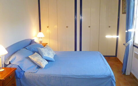 Domaine Port D'Alon: Bedroom, Bed, Room, Furniture, Bed Sheet, Property, Mattress, Bed Frame, Bedding, Wall