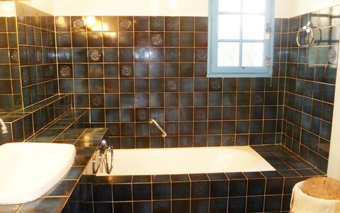 Domaine Port D'Alon: Bathroom, Tile, Property, Room, Floor, Interior Design, Architecture, Plumbing Fixture, Home, Flooring