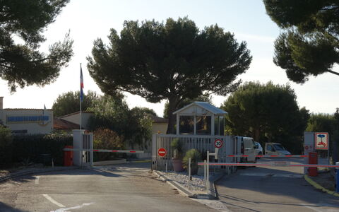Domaine Port D'Alon: Plant, Sky, Road Surface, Tree, Asphalt, Shade, Building, Thoroughfare, Residential Area