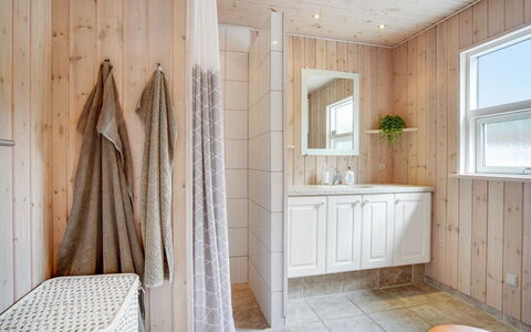 Ønder - 800M from the Sea: Flooring, Wood, Interior Design, Floor, Ceiling, Bathroom Cabinet, Room, Plumbing Fixture, Home, Bathroom