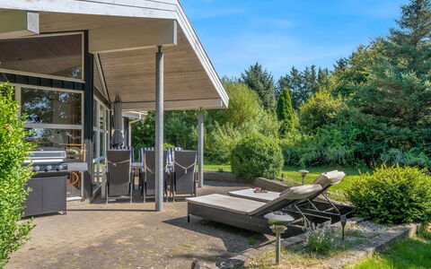 Bina - 1.9Km from the Sea: Shrub, Land Lot, Groundcover, Garden, Shade, Cottage, Estate, Outdoor Structure, Porch