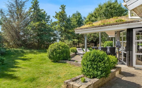 Bina - 1.9Km from the Sea: Shrub, Home, Plant Community, Garden, Land Lot, Groundcover, Cottage, Estate, Shade
