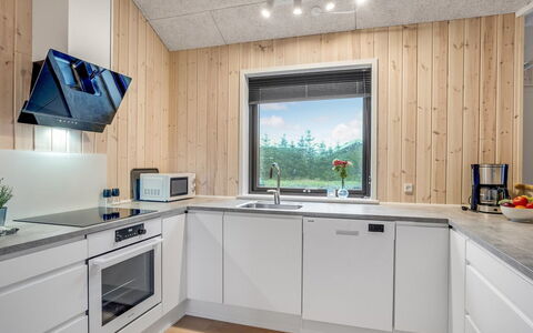 Carla - 1.5Km from the Sea: Wood, Kitchen, Interior Design, Countertop, Ceiling, Kitchen Appliance, Home, Flooring, Home Appliance, Major Appliance