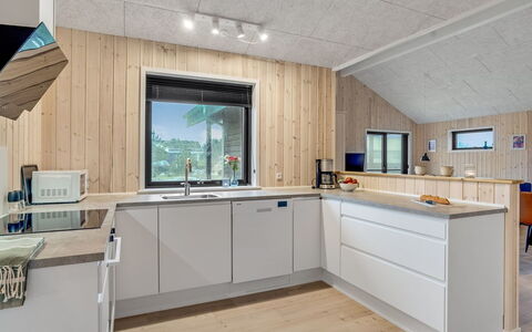 Carla - 1.5Km from the Sea: Wood, Kitchen, Countertop, Ceiling, Home, Kitchen Appliance, Room, Major Appliance, Hardwood, Plumbing Fixture