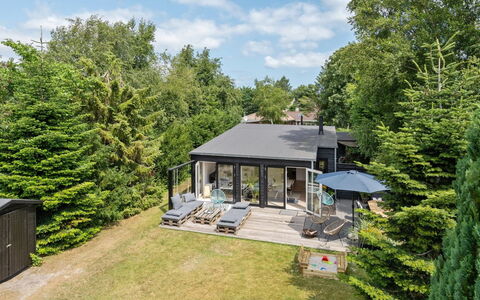 Edin - 400M from the Sea: Residential Area, Roof, Suburb, Driveway, Estate, Chimney