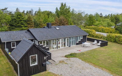 Hallveig - 1.1Km from the Sea