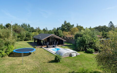 Biaver - 350M from the Sea: Roof, Home, Cottage, Shade, Lawn, Garden Buildings, Garden, Leisure, Yard, Estate