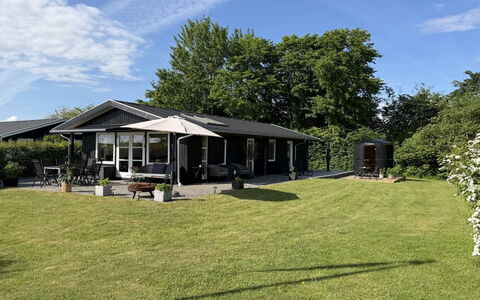 Leefke - 300M from the Sea: Grass, Roof, House, Home, Cottage, Residential Area, Land Lot, Lawn, Garden