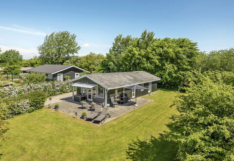 Leefke - 300M from the Sea: Home, Estate, Cottage, Lawn, Landscaping, Garden, Suburb, Farmhouse, Yard