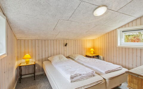 Nielsine - 1.5Km from the Sea: Wood, Ceiling, Bedroom, Bed, Bedding, Bed Frame, Bed Sheet, Hardwood, Design, Freezing