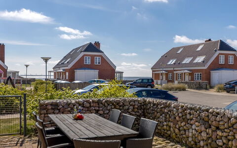 Joonas - 100M from the Sea: Building, House, Window, Home, Roof, Residential Area, Shrub, Cottage, Land Lot