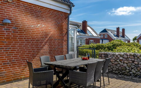 Joonas - 100M from the Sea: Building, House, Window, Home, Roof, Residential Area, Shrub, Cottage, Land Lot