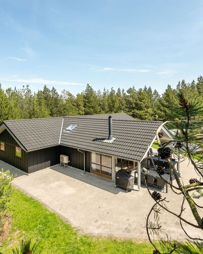 Jonas - 2.4Km from the Sea