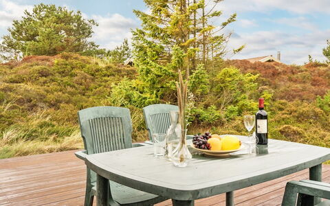Asina - 400M from the Sea: Cottage, Shed, Hut, Farmhouse, Prairie, Shack, Barn, Log Cabin, Garden Buildings