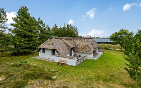 Lilo - 1Km from the Sea: Cottage, Shed, Hut, Farmhouse, Prairie, Shack, Barn, Log Cabin, Garden Buildings