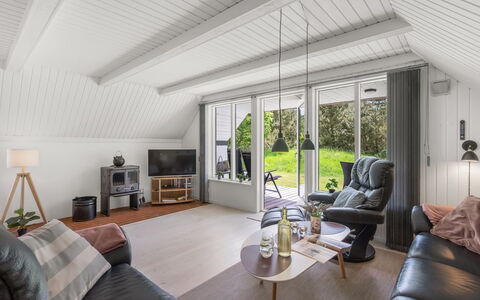 Lilo - 1Km from the Sea: Interior Design, Ceiling, Wood, Flooring, Furniture, Floor, Lighting, Living Room, Couch, Home