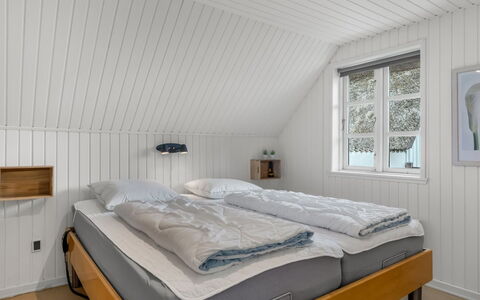 Lilo - 1Km from the Sea: Wood, Bedroom, Bed, Ceiling, Interior Design, Bed Frame, Floor, Bed Sheet, Bedding, Hardwood
