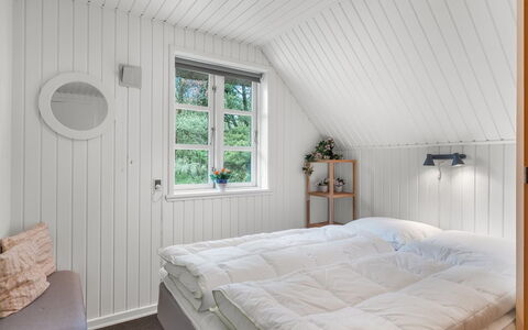 Lilo - 1Km from the Sea: Wood, Bedroom, Interior Design, Bed, Floor, Ceiling, Flooring, Bed Sheet, Bedding, Bed Frame
