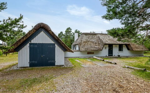 Lilo - 1Km from the Sea: Cottage, Shed, Hut, Farmhouse, Prairie, Shack, Barn, Log Cabin, Garden Buildings