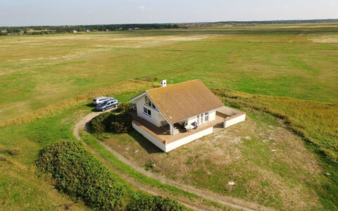 Botilla - 150M from the Sea: Shrub, Urban Design, Groundcover, Brick, Apartment, Estate, Brickwork, Balcony, Landscaping