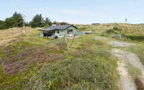 Vamika - 400M to the Fjord: House, Roof, Home, Cottage, Shed, Garden Buildings, Siding, Yard, Log Cabin, Hut
