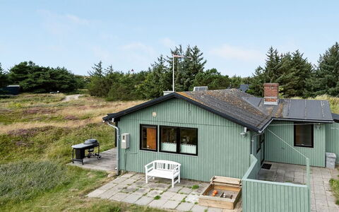Vamika - 400M to the Fjord: House, Roof, Home, Cottage, Shed, Garden Buildings, Siding, Yard, Log Cabin, Hut