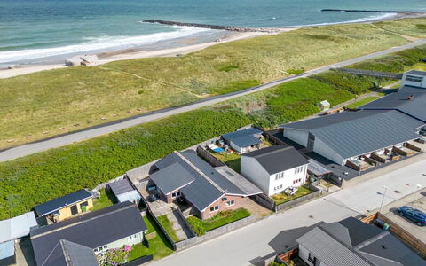 Heming - 100M from the Sea: Grass, House, Roof, Home, Cottage, Shrub, Land Lot, Rural Area, Farmhouse, Groundcover