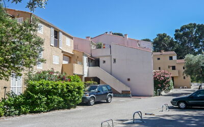 Saint Cyr sur Mer les Lecques 120: Car, Sky, Building, Wheel, Property, Plant, Window, Vehicle, Tree