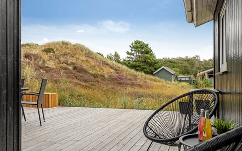 Melanie - 950M from the Sea: Cottage, Shed, Hut, Farmhouse, Prairie, Shack, Barn, Log Cabin, Garden Buildings