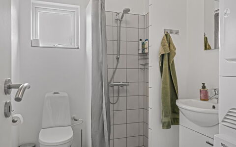 Pontus - 400M from the Sea: Toilet Seat, Plumbing Fixture, Toilet, Flooring, Bathroom, Floor, Interior Design, Sink, Plumbing, Room