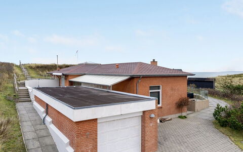 Fris - 100M from the Sea: Roof, Plain, Land Lot, Rural Area, Home, Estate, Field, Cottage, Lawn, Suburb