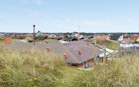 Fris - 100M from the Sea: Roof, Plain, Land Lot, Rural Area, Home, Estate, Field, Cottage, Lawn, Suburb